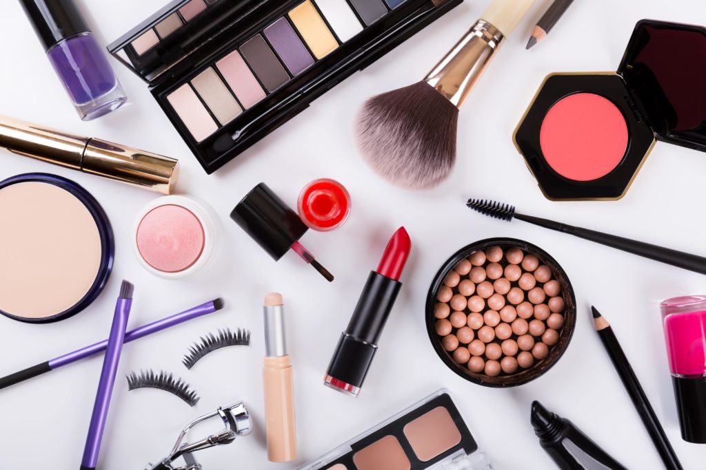 El empaque de los cosméticos de color es un aspecto importante del producto que influye en las decisiones de compra de los consumidores.